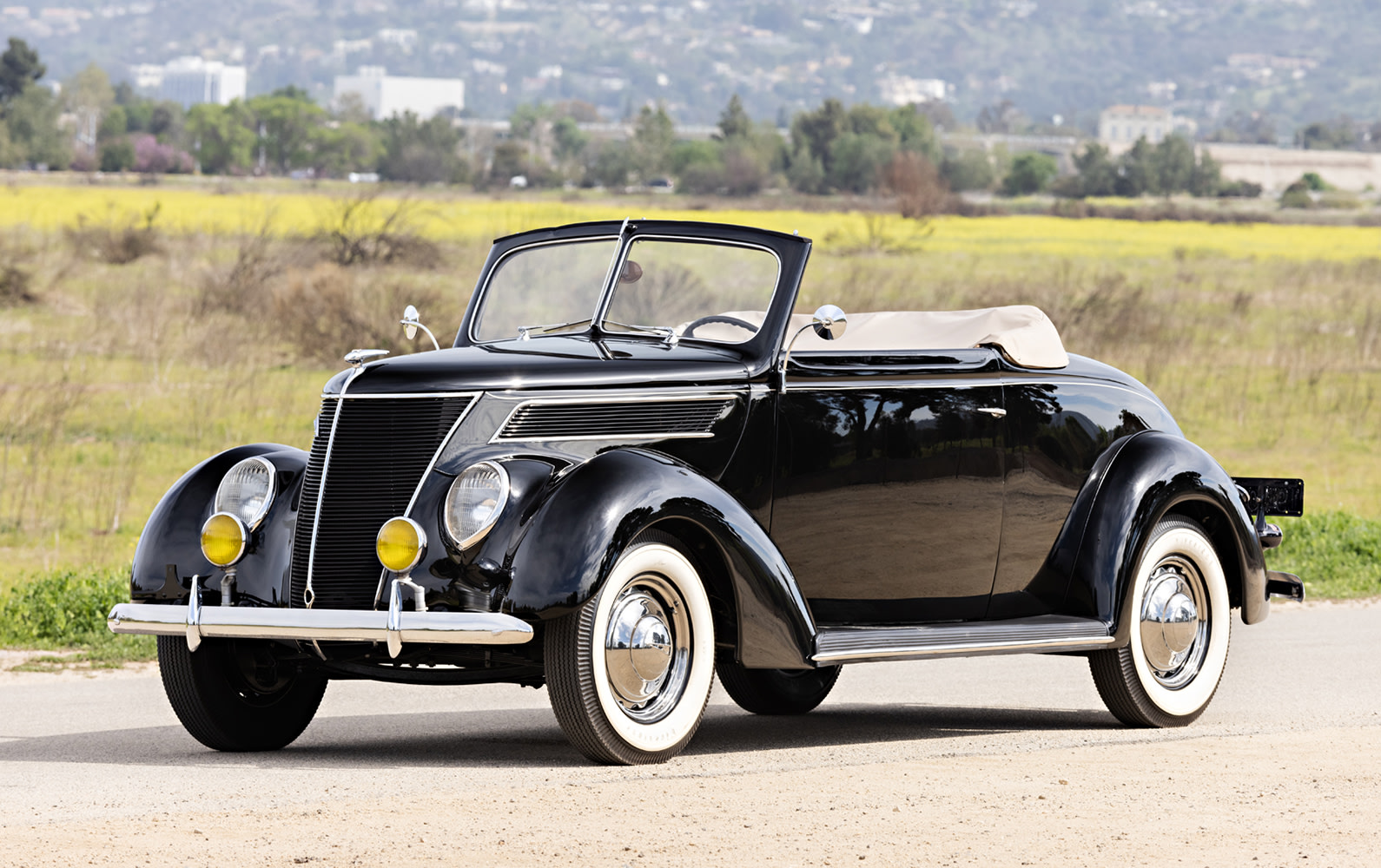 1937 Ford DeLuxe Cabriolet (2)