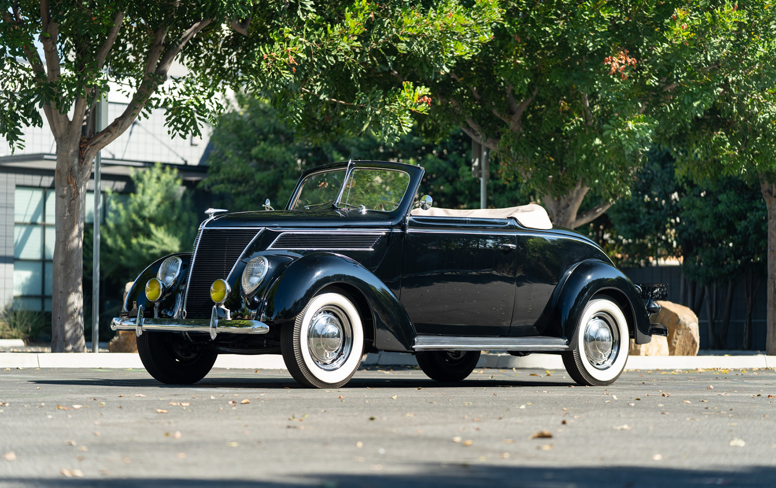 1937 Ford DeLuxe Cabriolet