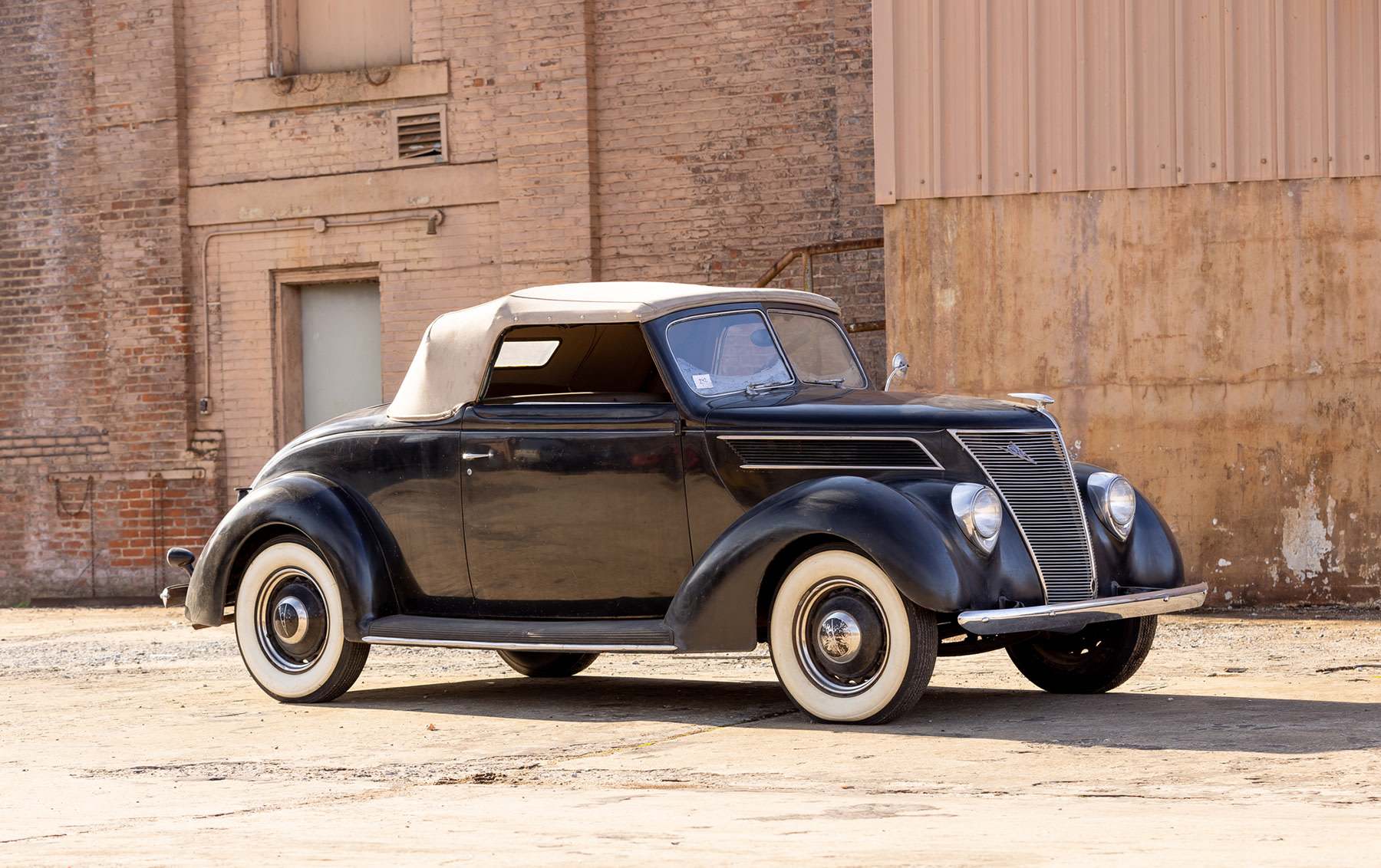 1937 Ford V8 Deluxe Cabriolet