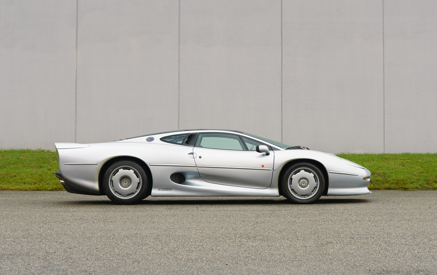 1993 Jaguar XJ220 — photo 1 of 1