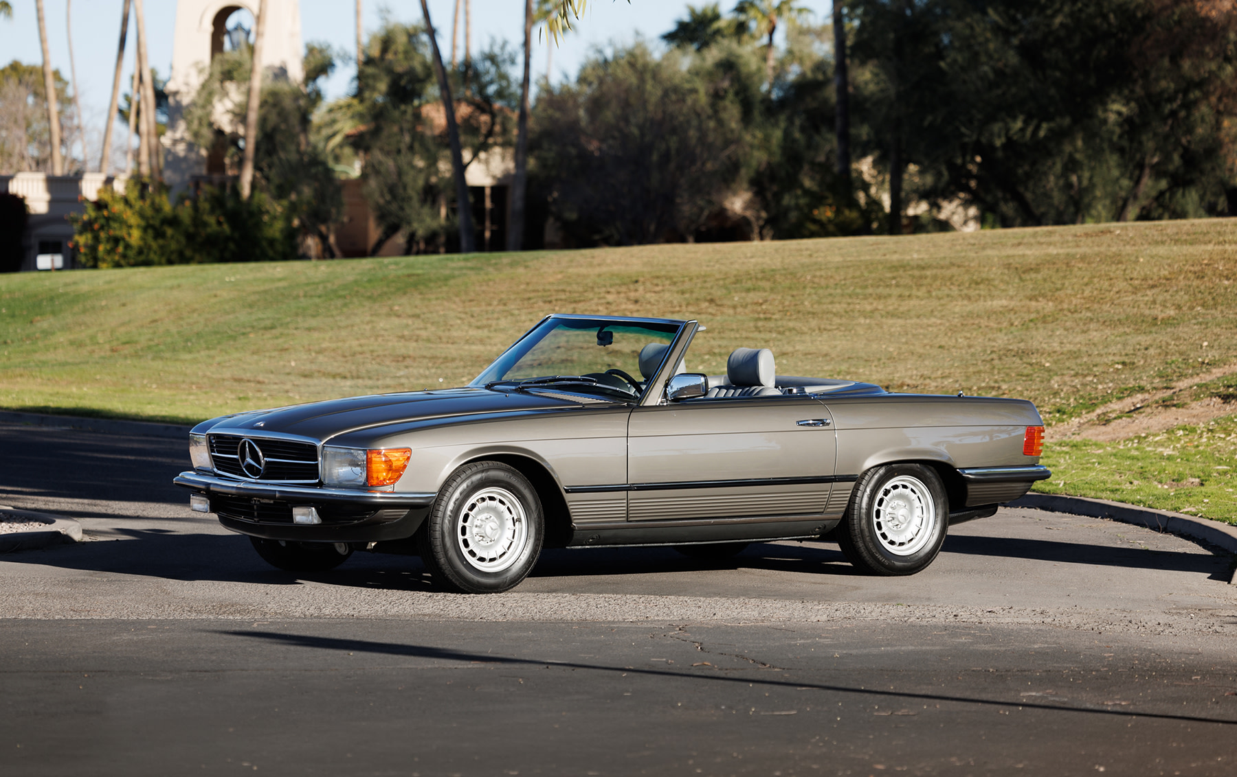 1984 Mercedes-Benz 280 SL — photo 1 of 1